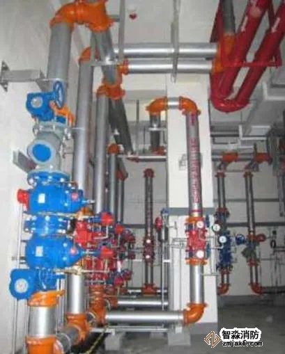 標(biāo)識醒目，設(shè)置共用接地扁鋼并刷黃綠相間的油漆標(biāo)識