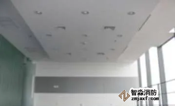 消防管道安裝與實施要點頂棚燈具風(fēng)口煙感居中對稱布置